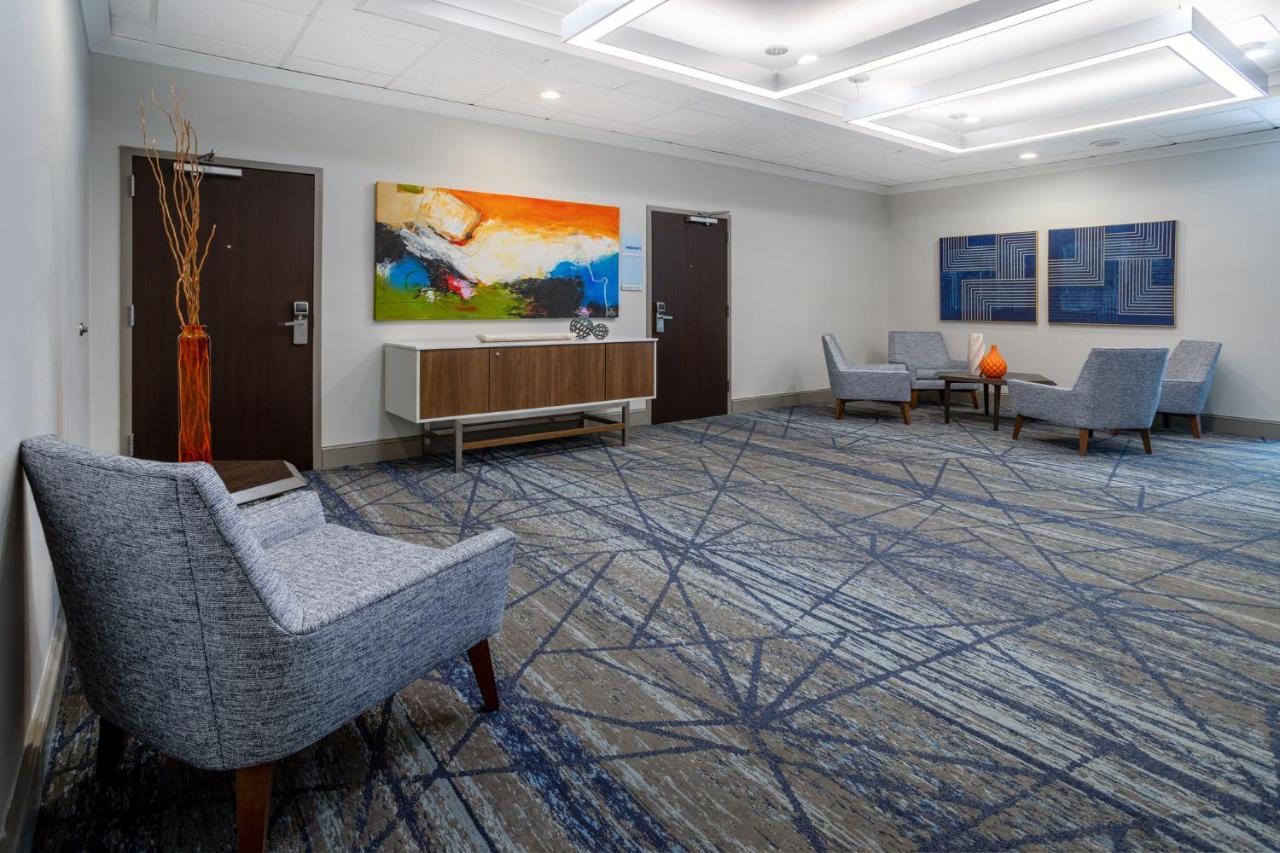 Holiday Inn Express And Suites Tampa I-75 At Bruce B. Downs By Ihg Exterior photo
