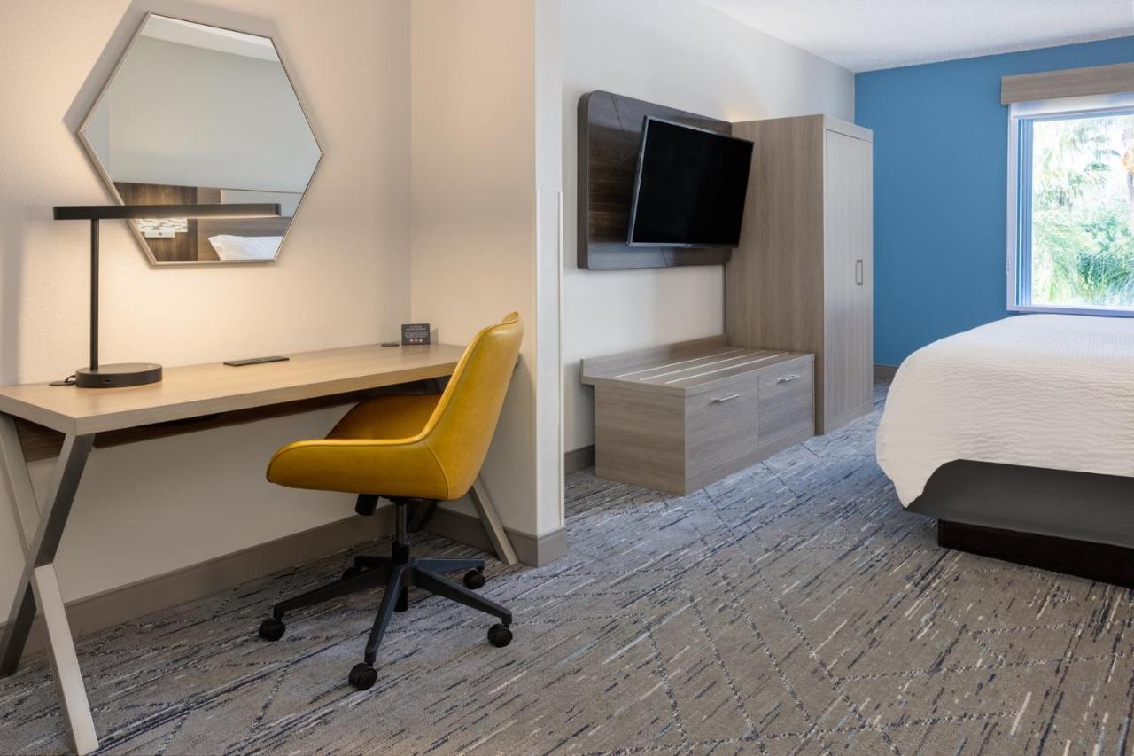 Holiday Inn Express And Suites Tampa I-75 At Bruce B. Downs By Ihg Exterior photo